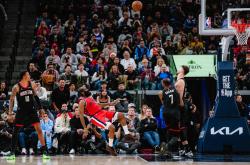  哈登在中国前呼后拥万人追捧 